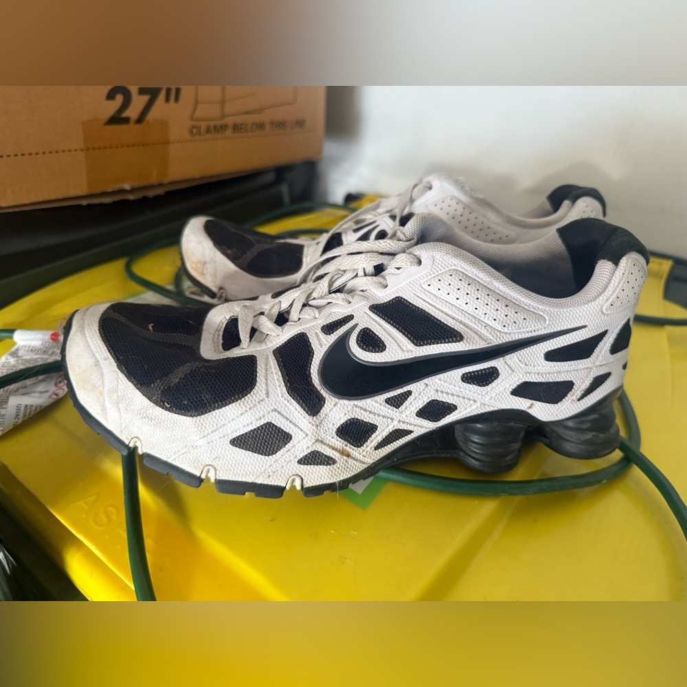 Nike Shox White and Black in good shape size 11